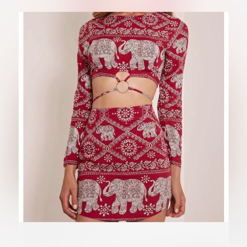 SHOLA RED ELEPHANT PRINT SET
From- PRETTY LITTLE THING